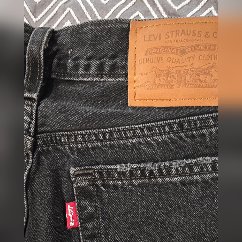 SOLD!!!! Levis Black Wedgie Straight Leg Distressed Raw Hem Jeans Size 26 - Picture 5 of 10